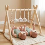 Mallify Spielbogen Baby Holz klappbar mit 6 Spielzeugen – Motorik-Trainer für Neugeborene