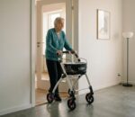 KMINA Indoor Rollator Schmal 54 cm – Faltbarer Wohnungsrollator mit Tablett für Senioren – Bild 5