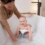 Rotho Babydesign Badewannensitz Blau – Rutschfester Badesitz mit Kindersicherung für 7–16 Monate – Bild 2