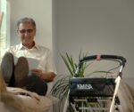 KMINA Indoor Rollator Schmal 54 cm – Faltbarer Wohnungsrollator mit Tablett für Senioren – Bild 7