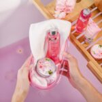 BODY & EARTH 8-teiliges Spa Geschenkset mit Kirschblüten & Jasmin – Wellness für Frauen – Bild 7