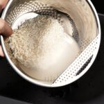 Reishunger Reis Waschschüssel aus Edelstahl – Sieb mit rutschfestem Silikonfuss – Bild 2