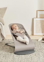 BabyBjörn Babywippe Bliss Sandgrau – Ergonomische 2-in-1 Wippe & Kinderstuhl – Bild 2