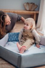 MoMi PASTEL 3-in-1 Spielbogen & Krabbelmatte – Sensorische Aktivitätsmatte für Neugeborene – Bild 9