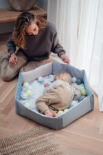 MoMi PASTEL 3-in-1 Spielbogen & Krabbelmatte – Sensorische Aktivitätsmatte für Neugeborene – Bild 13
