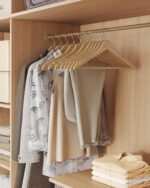 SONGMICS 30er Set Holzkleiderbügel aus Birkenholz – Platzsparend & stabil bis 5 kg – Bild 3