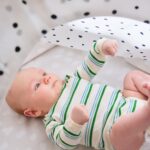 Lovevery Spielbogen – Preisgekröntes Entwicklungsspielzeug für Babys & Kleinkinder – Bild 2