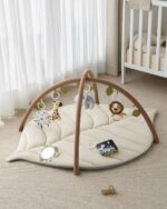 Blissful Diary Spielbogen Baby 135×94 cm – Blattförmige Activity Decke mit 6 Spielzeugen – Bild 2
