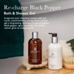 Molton Brown Re-charge Black Pepper Bade- und Duschgel 300 ml – Luxus für Herren – Bild 3