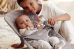 BabyBjörn Spielzeugbügel für Babywippe – Fröhliche Augen Pastellfarben – Bild 2