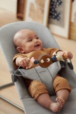 BabyBjörn Spielzeugbügel für Babywippe – Fröhliche Augen Pastellfarben – Bild 4
