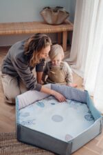 MoMi PASTEL 3-in-1 Spielbogen & Krabbelmatte – Sensorische Aktivitätsmatte für Neugeborene – Bild 2