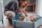 MoMi PASTEL 3-in-1 Spielbogen & Krabbelmatte – Sensorische Aktivitätsmatte für Neugeborene – Bild 14