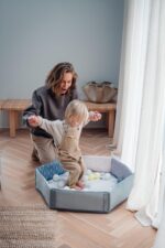 MoMi PASTEL 3-in-1 Spielbogen & Krabbelmatte – Sensorische Aktivitätsmatte für Neugeborene – Bild 11
