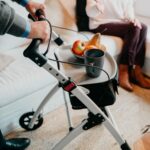 KMINA Indoor Rollator Schmal 54 cm – Faltbarer Wohnungsrollator mit Tablett für Senioren – Bild 6