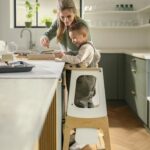 Maxi-Cosi Toucan 3-in-1 Lernturm Montessori – Holzturm mit 3 Höhen & Tafel für 1,5–99 Jahre – Bild 12