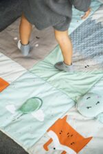 Momi Sensorische Patchwork-Matte VOLPI 120x160 cm – Spielmatte für Babys & Kleinkinder – Bild 2