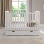Love For Sleep Babybett 120x60 cm Weiß – Mitwachsendes Gitterbett mit Schublade & Matratze – Bild 2