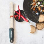 Microplane Zester Küchenreibe Anthrazit – Profi-Reibezange für Käse, Zitrus & Gewürze – Bild 6