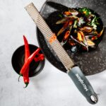 Microplane Zester Küchenreibe Anthrazit – Profi-Reibezange für Käse, Zitrus & Gewürze – Bild 5