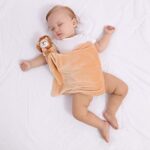 Apricot Lamb Schlaf-gut-Löwe 33 cm – Weiches Beruhigungstuch & Kuscheltier für Neugeborene – Bild 4