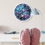 K&L Wall Art Astronauten Wanduhr 30cm – Lautlose Lernuhr für Kinder – Bild 2