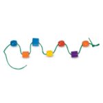 Melissa & Doug Fädelspiel mit 30 Holzperlen – Motoriktraining für Kinder ab 3 Jahren – Bild 4