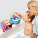 TOMY Toomies Bubble & Bake Badewannen Küche – 2-in-1 Rollenspielset ab 18 Monaten – Bild 2