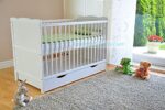Marsell Babybett Weiß höhenverstellbar – Umbaubar zum Juniorbett mit Aloe Vera Matratze – Bild 8