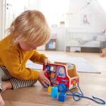 HABA Ziehfigur Feuerwehrauto – Nachziehspielzeug mit Steckbausteinen für Lauflernler – Bild 2