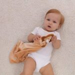 Apricot Lamb Schlaf-gut-Löwe 33 cm – Weiches Beruhigungstuch & Kuscheltier für Neugeborene – Bild 6