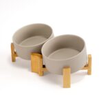 SPUNKYJUNKY Kippbarer Hundenapf Keramik 850ml – Ergonomischer Doppelnapf mit Bambus Ständer