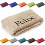 Deitert Kuscheldecke 150x200cm mit Personalisierung – Weiches Fleece Wohndecke Karamell
