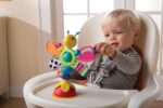 Lamaze Freddie Hochstuhlspielzeug mit Saugnapf – Motorikförderung ab 6 Monaten – Bild 4