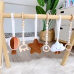 Caudblor Spieltrapez Holz 60x43x40cm – Babygymnastik & Motoriktraining für Neugeborene – Bild 2
