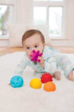 INFANTINO Sensorik-Bälle 6er Set mit verschiedenen Texturen – Motorische Entwicklung für Babys – Bild 3