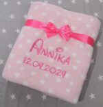 BotoBaby Personalisierte Kuscheldecke 75x100 cm – Rosa mit Herzen & Namensstickerei – Bild 3