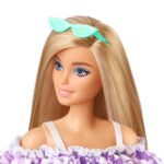 Barbie Loves The Ocean Puppe 29 cm – Lila Blumenkleid mit Zubehör aus recyceltem Kunststoff – Bild 4
