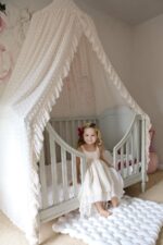Wonder Space Betthimmel mit Moskitonetz & Pompons – Eleganter Baldachin für Kinderzimmer – Bild 3