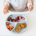 Kindsgut Saugteller Aquamarin aus Silikon – Rutschfester Esslernteller für Babys – Bild 2