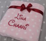 BotoBaby Personalisierte Kuscheldecke 75x100 cm – Rosa mit Herzen & Namensstickerei – Bild 2