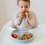 Kindsgut Saugteller Aquamarin aus Silikon – Rutschfester Esslernteller für Babys – Bild 9