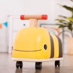 B. toys Boom Buggy – Holz-Rutscherfahrzeug Biene mit 360° Rädern für Kleinkinder ab 18 Monaten – Bild 6