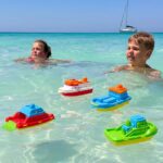 Toyland® 4er Spielzeugboot-Set – Schwimmendes Wasserspielzeug für Kinder ab 2 Jahren – Bild 2