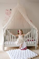 Wonder Space Betthimmel mit Moskitonetz & Pompons – Eleganter Baldachin für Kinderzimmer – Bild 2