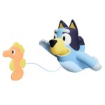 TOMY Toomies Swimming Bluey – Badespielzeug mit Zugschnur für Kleinkinder ab 18 Monaten