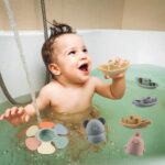 BIQIQI 15-teiliges Badespielzeug Set mit Spritztieren & Booten – Sicheres Wasserspielzeug für Kleinkinder – Bild 2
