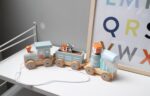 Kindsgut Nachziehzug aus Holz mit Zootieren – 12-teiliges Lernspielzeug für Kleinkinder – Bild 2