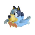 TOMY Toomies Swimming Bluey – Badespielzeug mit Zugschnur für Kleinkinder ab 18 Monaten – Bild 3
