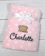 BotoBaby Personalisierte Kuscheldecke 75x100 cm – Rosa mit Herzen & Namensstickerei
